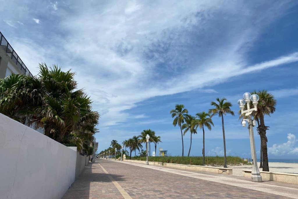 Hollywood Beach Apartments - Walk To The Beach Exterior photo