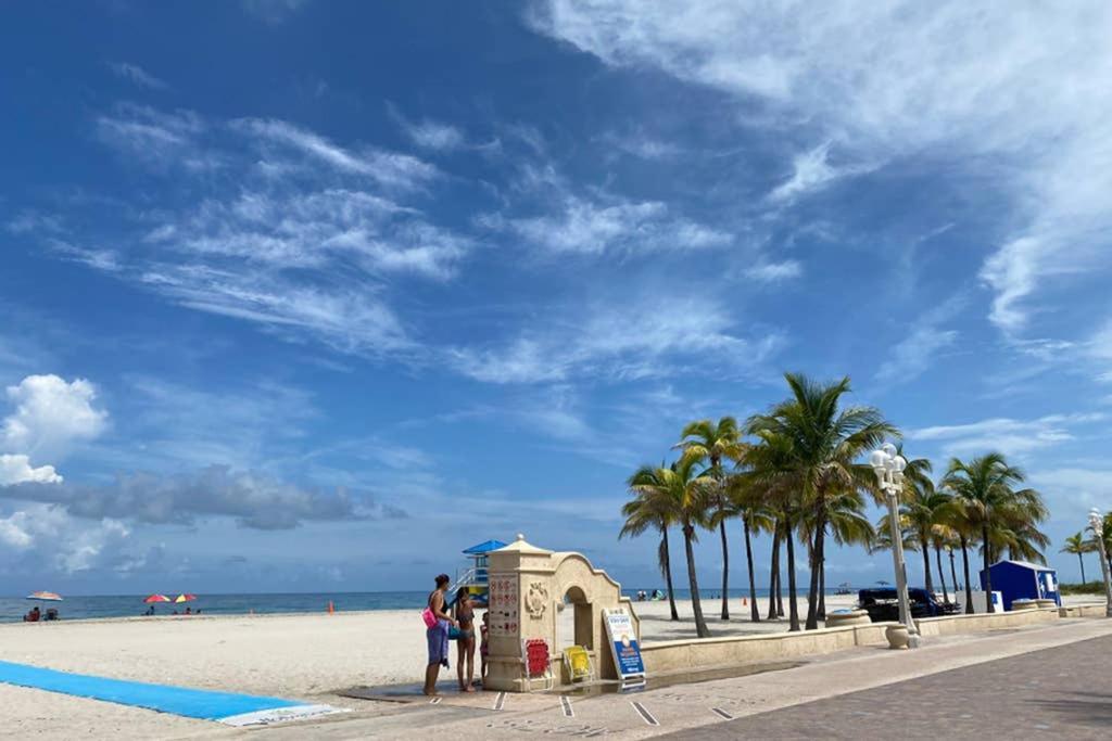 Hollywood Beach Apartments - Walk To The Beach Exterior photo